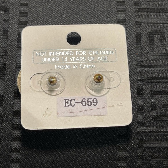 👋 3/$15 Stud Earrings Gold tone and olive green - Picture 4 of 6